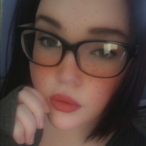 Meet your Posher, Lauren - Picture 3 of 3